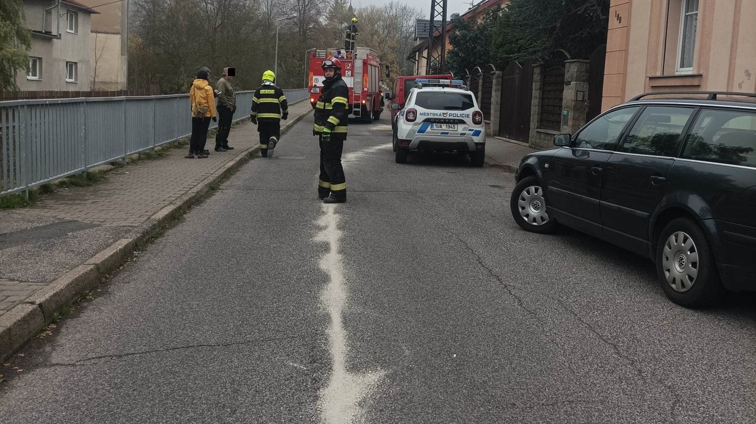 Jílové: Ze zaparkovaných aut zmizely pohonné hmoty, zbytek vytekl na silnici. Na místo jeli strážníci i hasiči