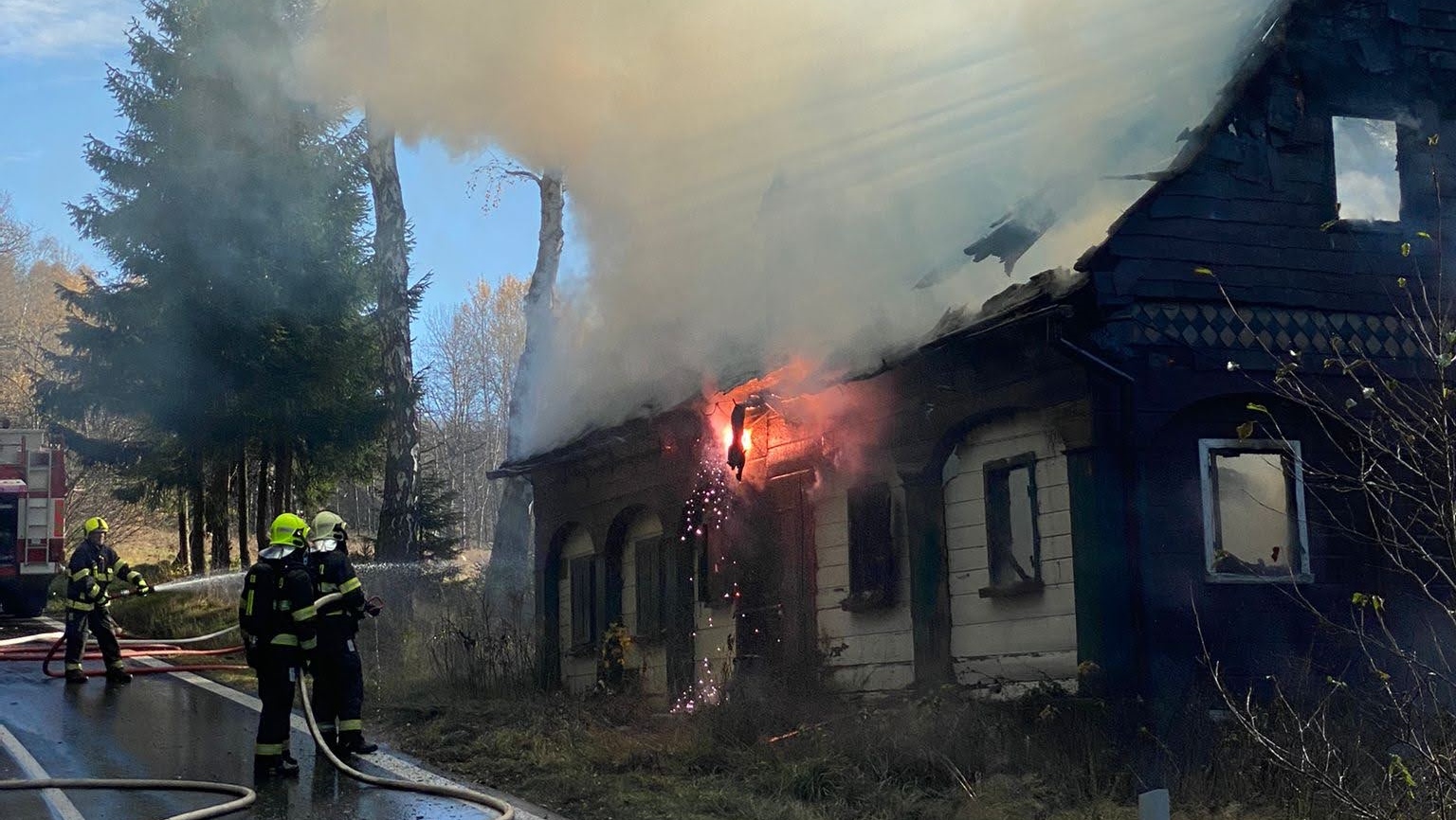 Foto: Šest jednotek hasičů likvidovalo požár chalupy. Byl vyhlášen druhý stupeň poplachu