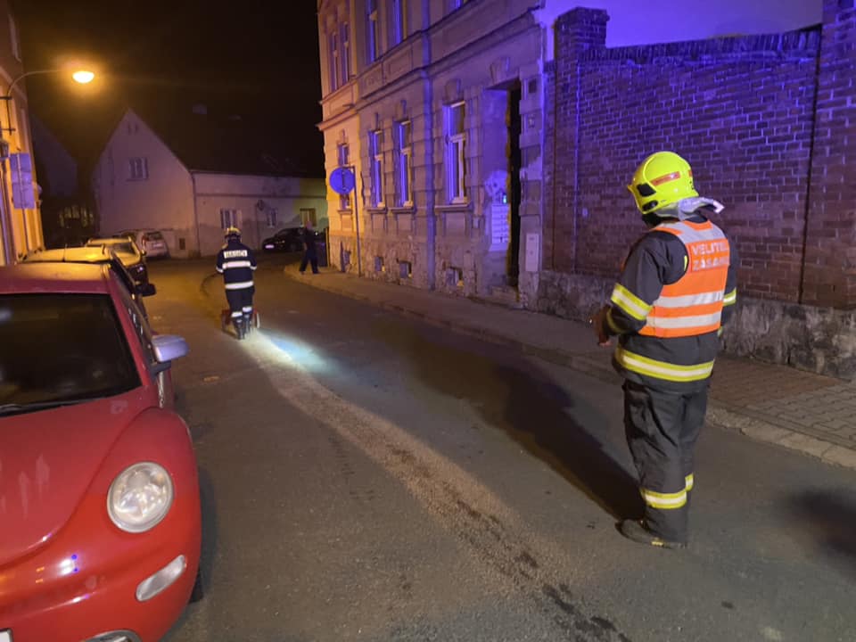 OBRAZEM: V Benešově došlo k úniku oleje na silnici. Na místo vyjeli místní hasiči