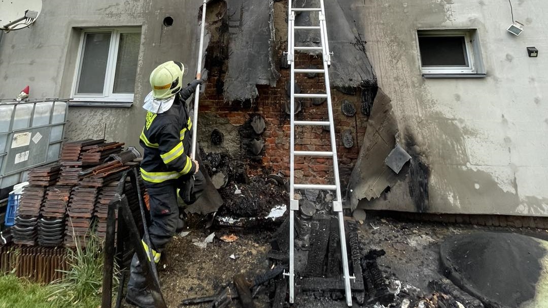 Foto: Hasiči likvidovali v pondělí ráno požár fasády rodinného domku