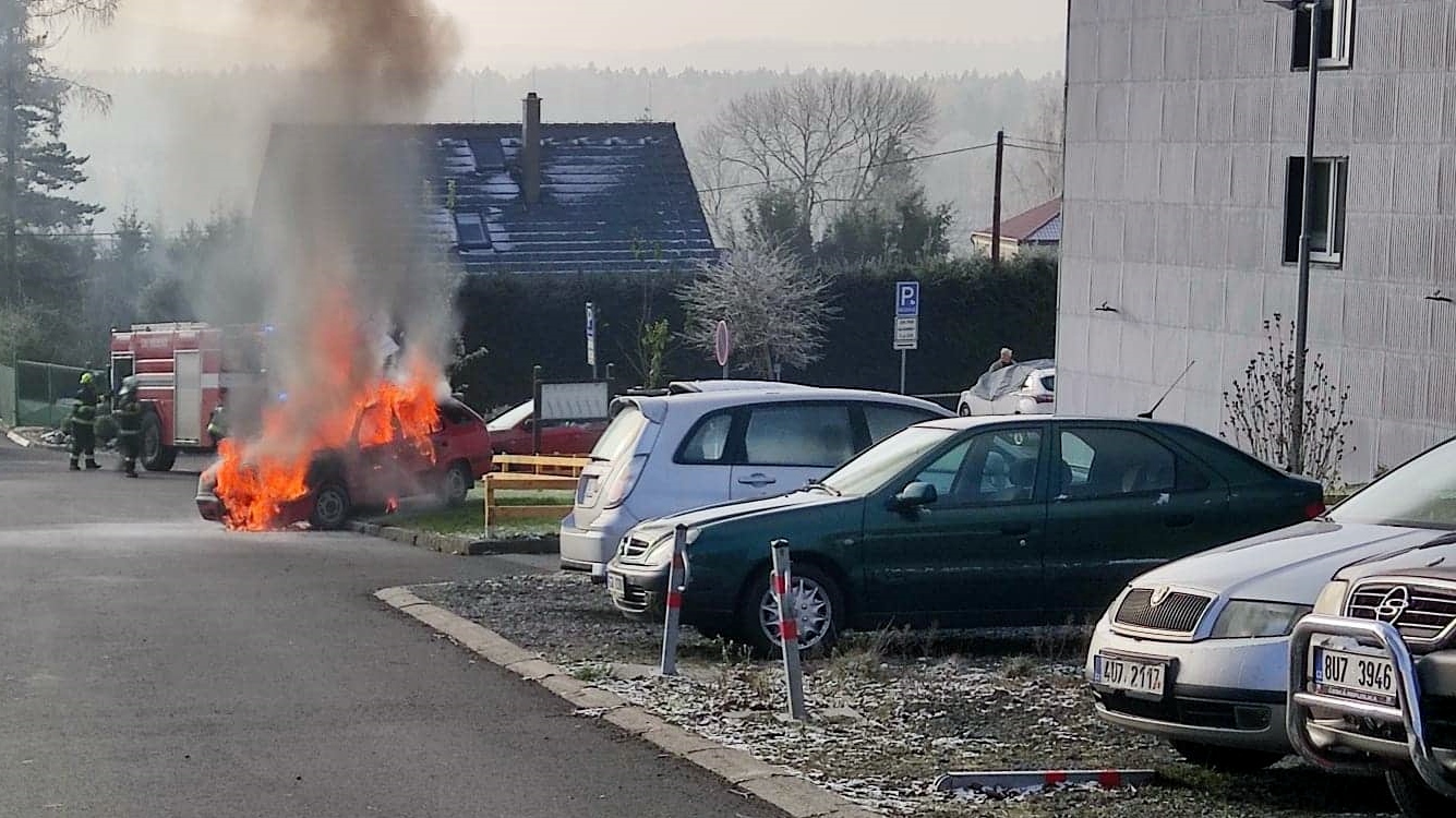 OBRAZEM: Na Janově u obecního úřadu hořelo auto. Požár byl rychle uhašen