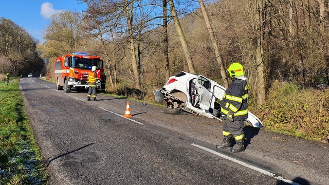 Foto: Na silnici mezi Malým Březnem a Leštinou havarovala dvě auta