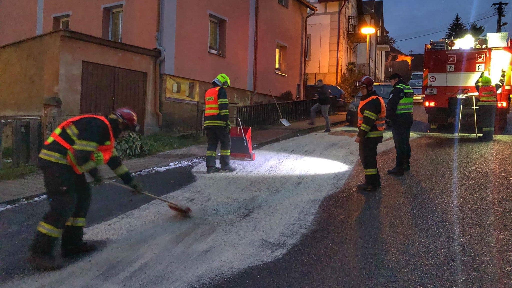 OBRAZEM z Jílového: Hasiči vyjížděli k úniku provozních kapalin na silnici. Šlo o větší skvrnu v ulici nad místním potokem