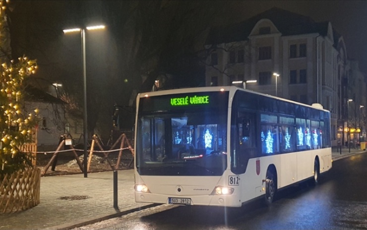 V Děčíně budete opět moci vidět jezdit vánoční autobus. Dopravní podnik připravuje rovnou dva