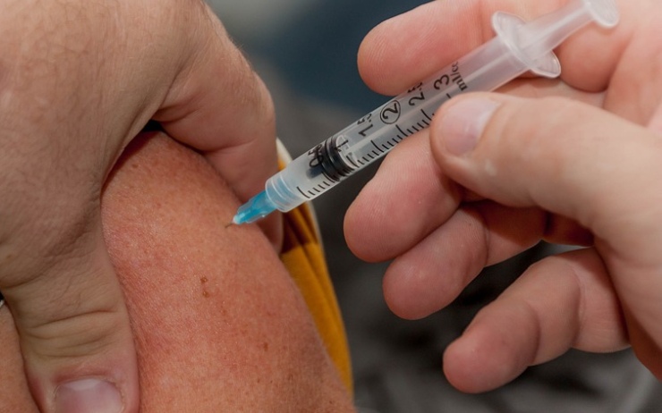 Ministr zdravotnictví Válek se nechal naočkovat proti chřipce. Očkování doporučuje všem bez ohledu na věk