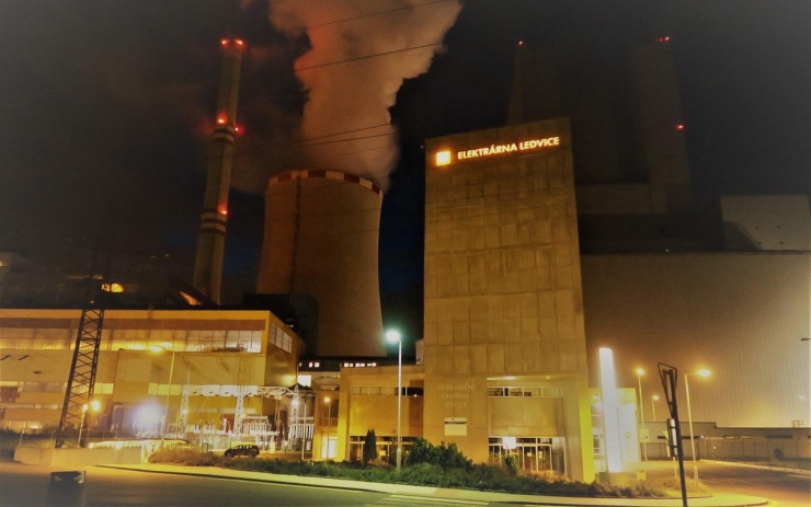 Víte, jak vypadá nasvícená elektrárna? Navštivte nejvyšší oficiální rozhlednu v Česku v podvečerním čase