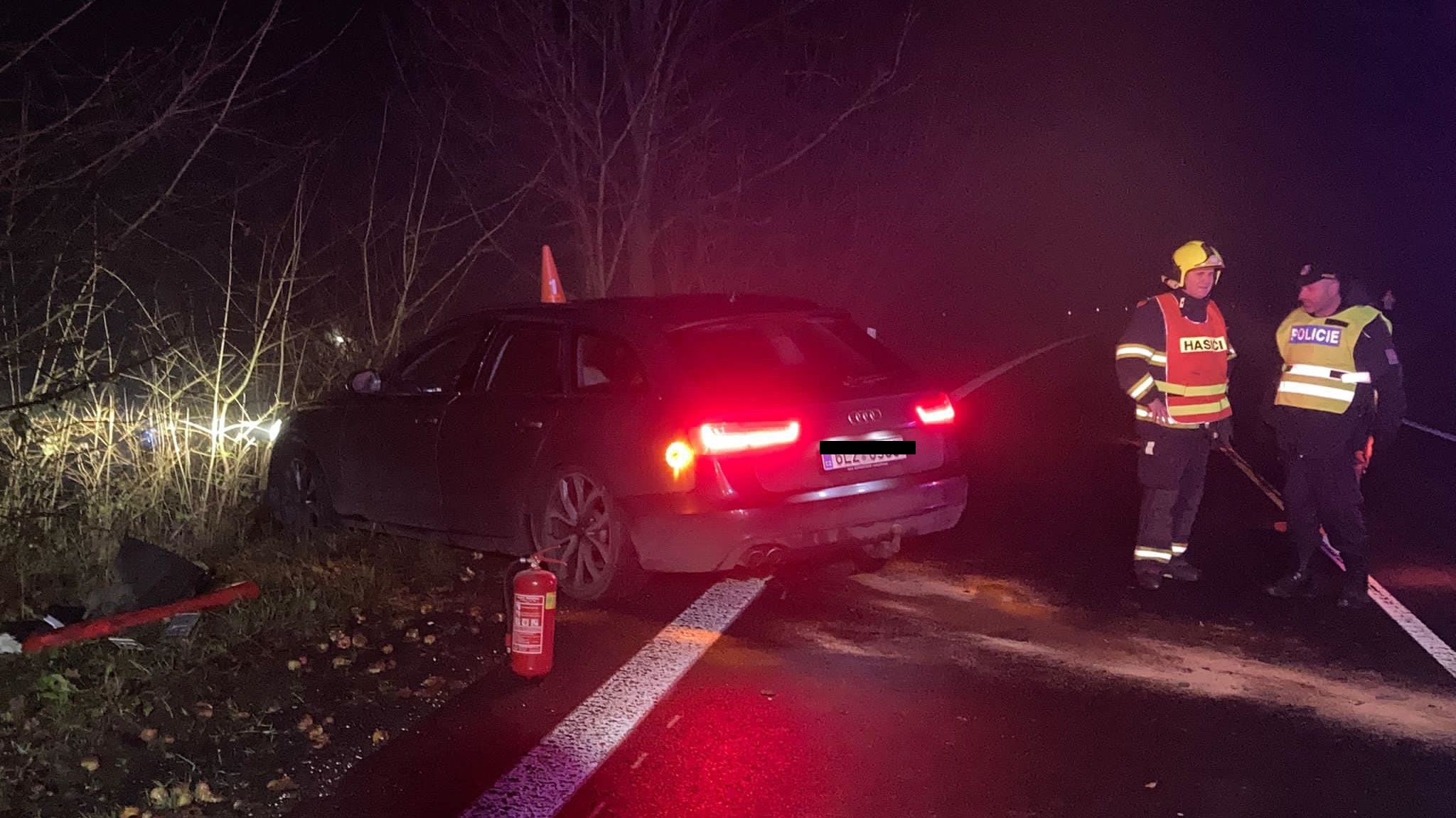 Foto: Auto narazilo do zdi a skončilo havarované v protisměru. Na místo vyrazili hasiči i policisté