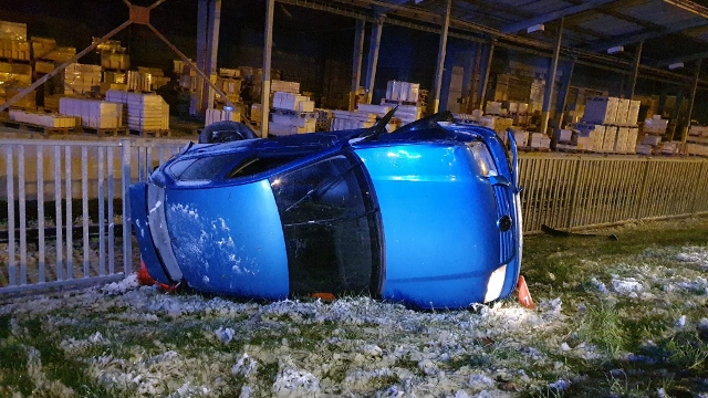 Foto: Řidič se svým vozem v pátek večer havaroval, skončil na boku