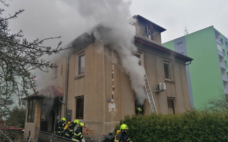 OBRAZEM: V Bynově hořel rodinný dům, hasiči evakuovali obyvatele i domácí zvířata. Jeden člověk skončil v nemocnici