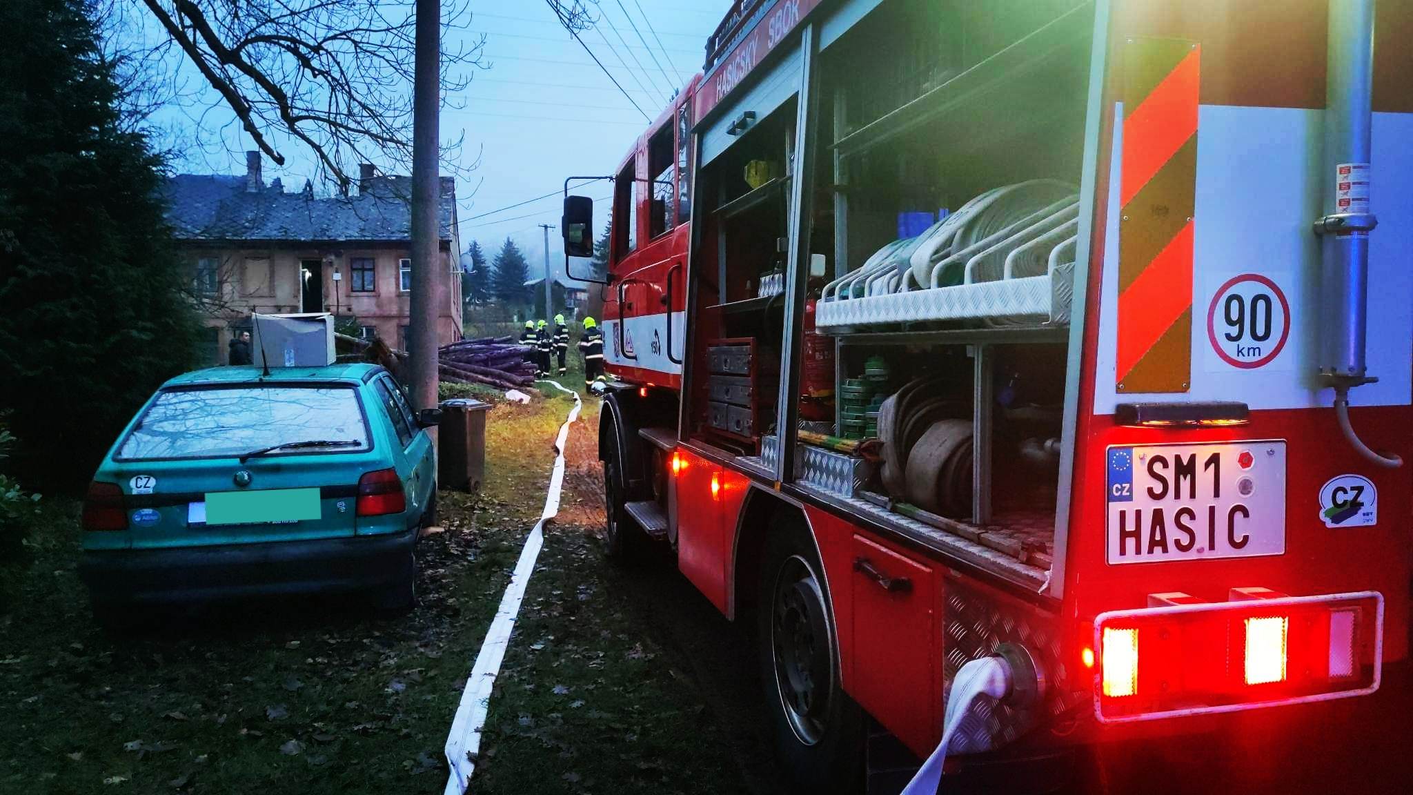 Děčín: Hasiči v sobotu ráno opět zasahovali v domě na Folknářích. Ve stejném domě hořelo už v pátek