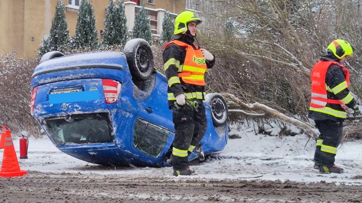 OBRAZEM: V Jílovém skončilo na zasněžené vozovce auto na střeše. Řidičku záchranáři převezli do nemocnice