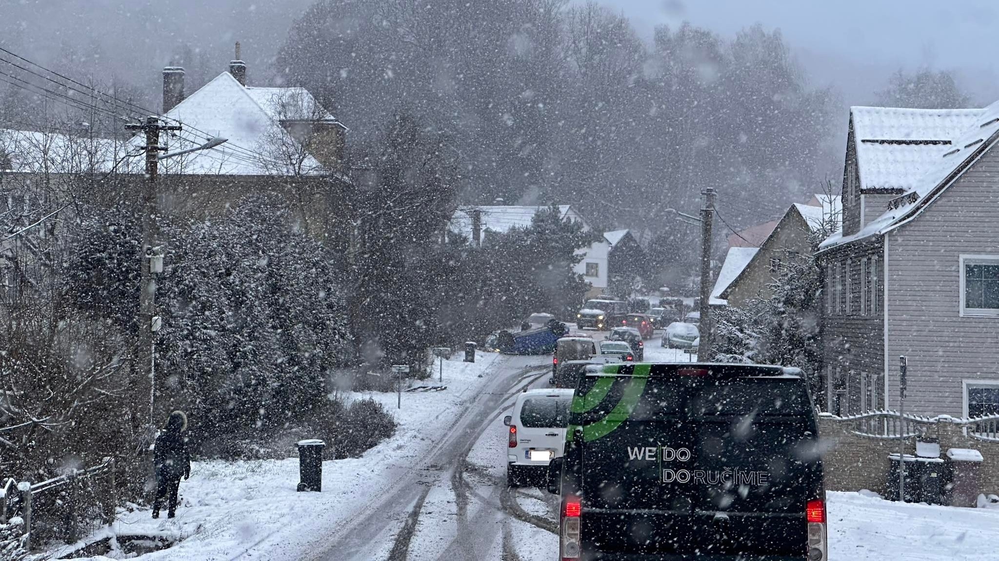 Foto: V Martiněvsi na zasněžené silnici skončilo auto na střeše