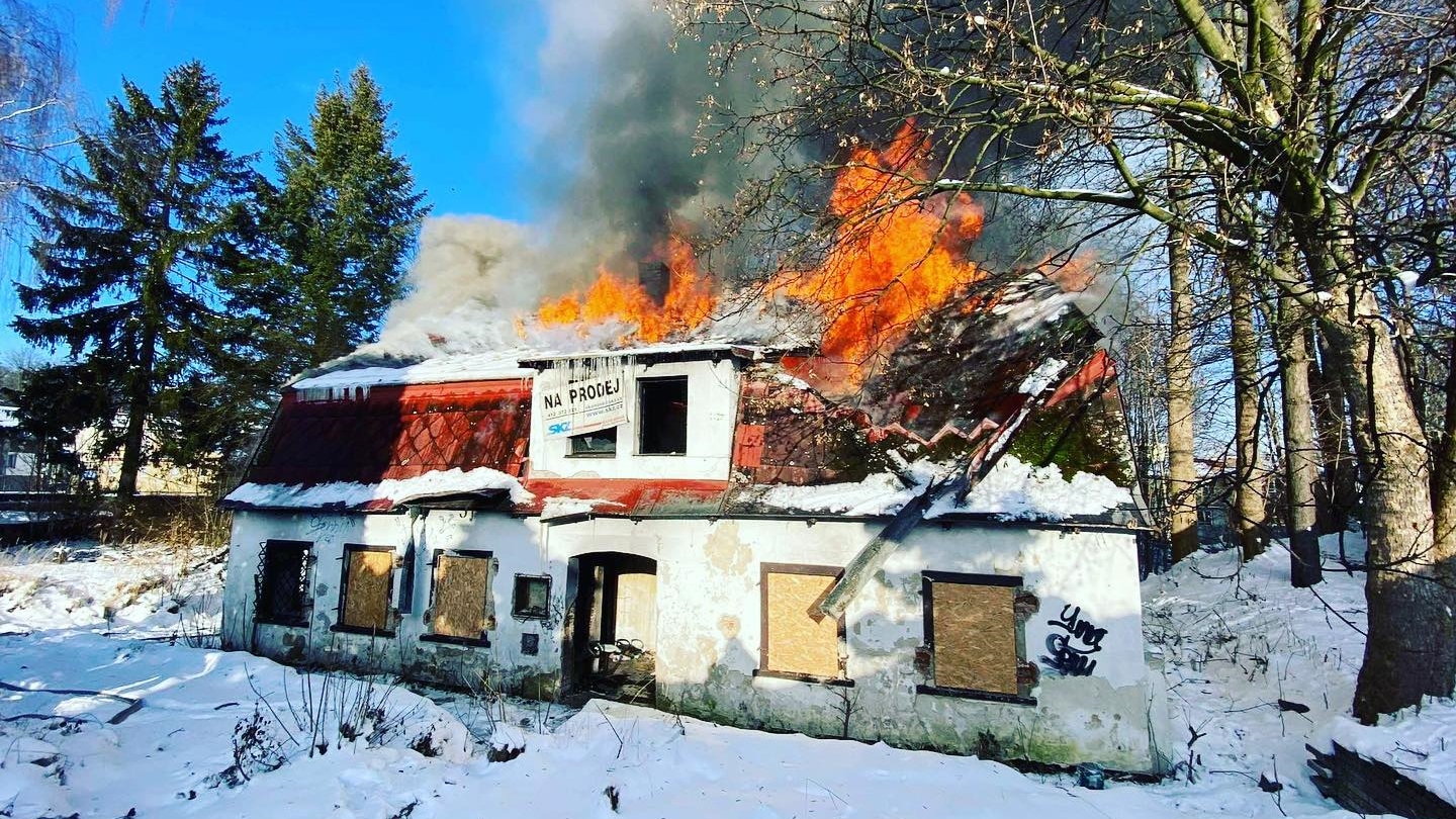 Foto: Požár v Pražské ulici opět zaměstnal hasiče. Hořela Mandava