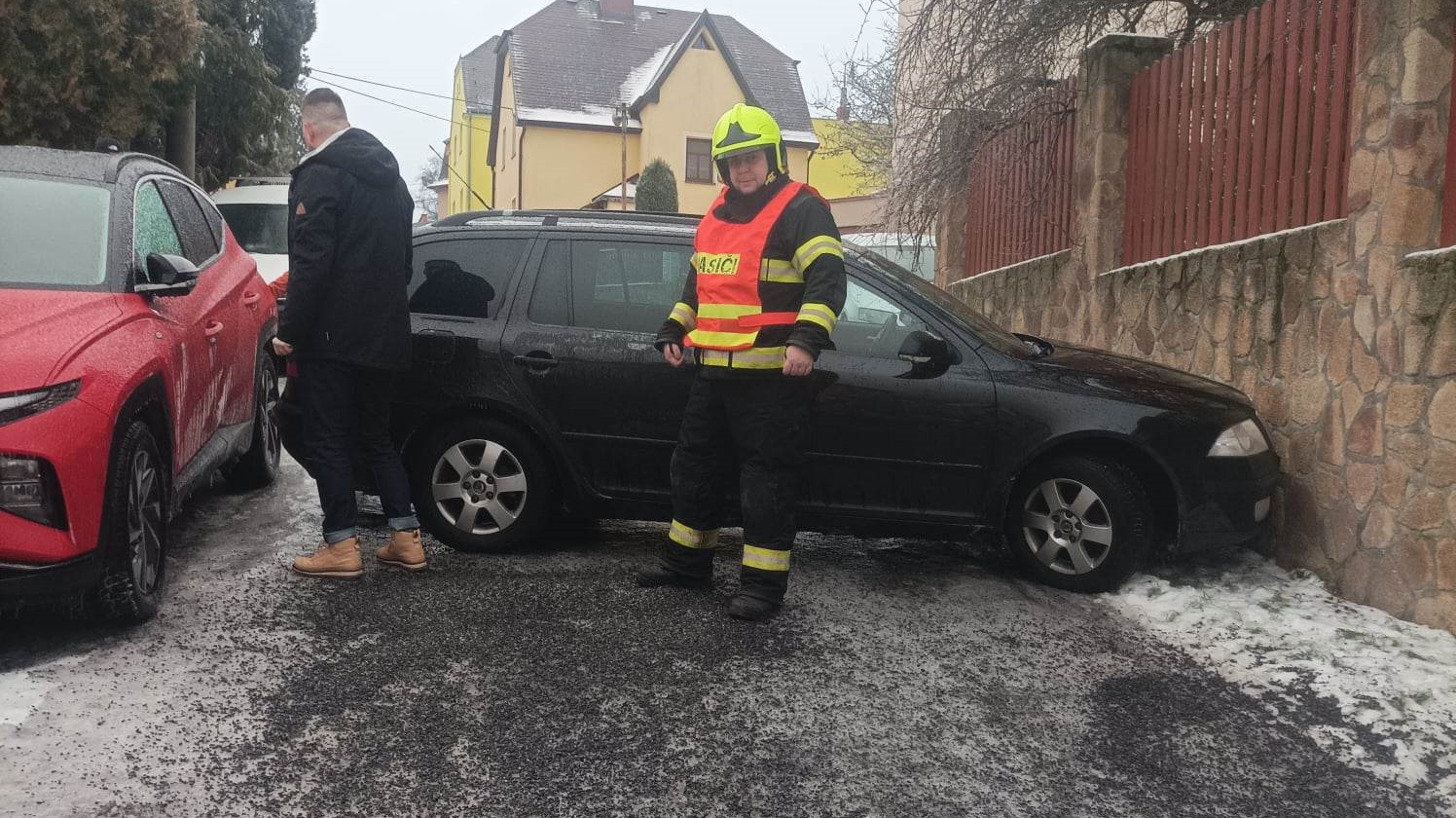 OBRAZEM: Ledovka potrápila i Jílové. Ve městě se stalo několik nehod. Při doručování zásilek došlo i ke zranění pracovnice pošty