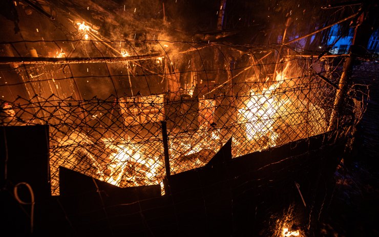 FOTO: Přístavek u chatky zachvátil požár, s plameny bojovaly dvě jednotky hasičů