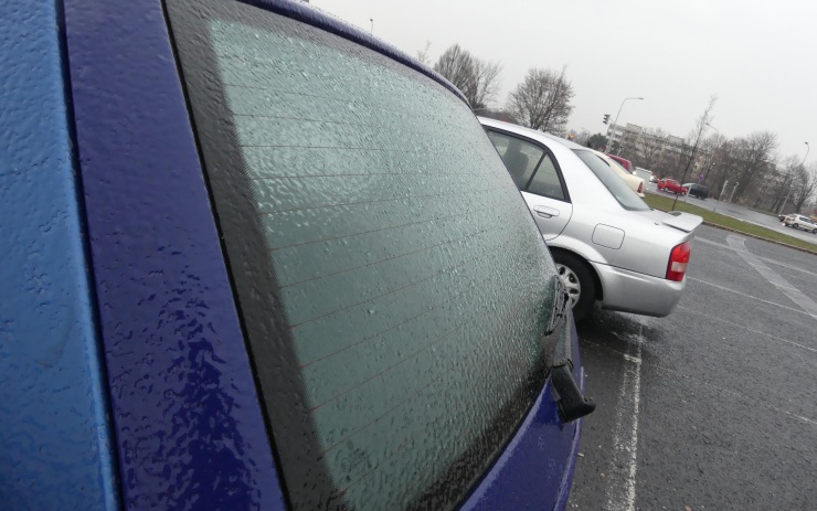 AKTUALIZUJEME: Meteorologové prodlužují výstrahu před ledovkou! Platí až do čtvrtečního rána