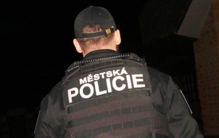 Muž vulgárně urážel hosty i obsluhu baru. Když ho vyvedli, chtěl policistům oznámit napadení