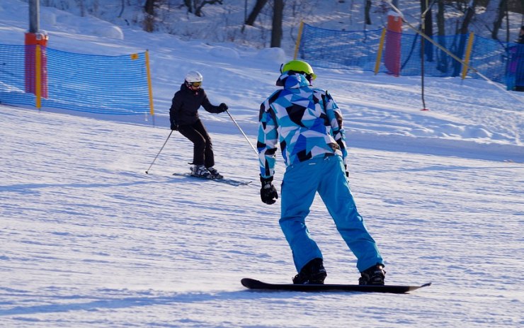 Chystáte se na lyže nebo snowboard? Poradíme, jak nejlépe připravit tělo na zimní sporty