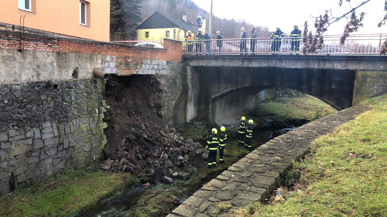 OBRAZEM: V Jílovém se zřítila zeď u potoka. Na místo vyjeli i hasiči