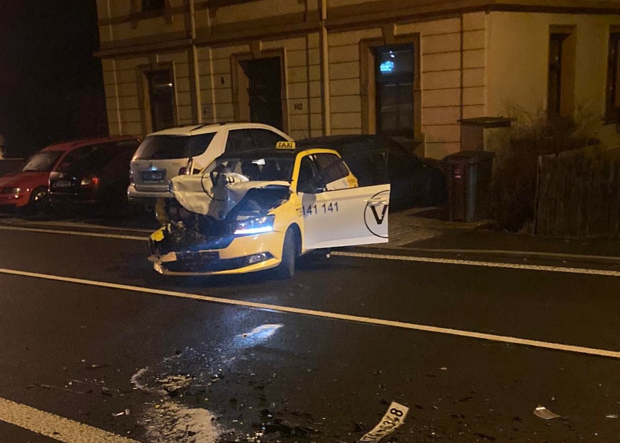Foto: V Bynově časně ráno narazilo taxi do stojící sanitky. Silnice byla uzavřena