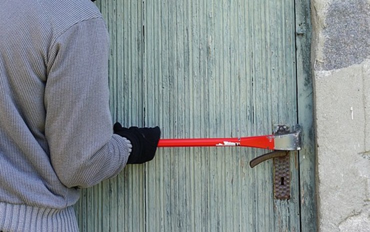 Strážníci zadrželi dvojici pachatelů chvíli po vloupání. Lup se snažili schovat ve křoví