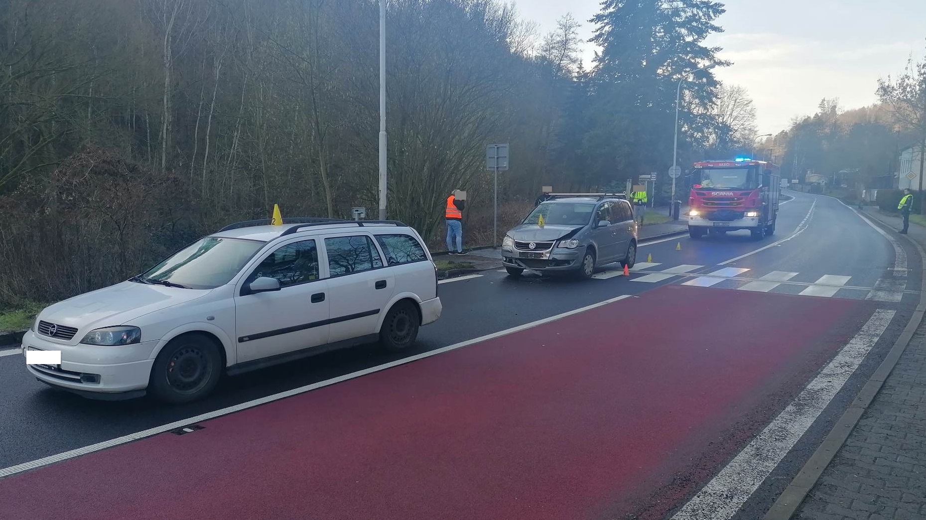 OBRAZEM: Auto zastavilo v Bynově před přechodem, při zastavení do auta narazil zezadu další vůz a ten první srazil přecházejícího chodce