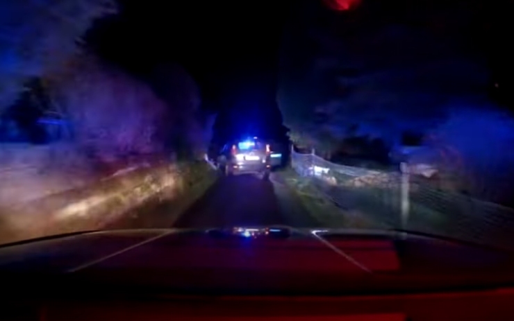 VIDEO: Opilý řidič se zběsile řítil severočeským městem! Během jízdy ještě telefonoval na tísňovou linku, ať ho policisté nechají