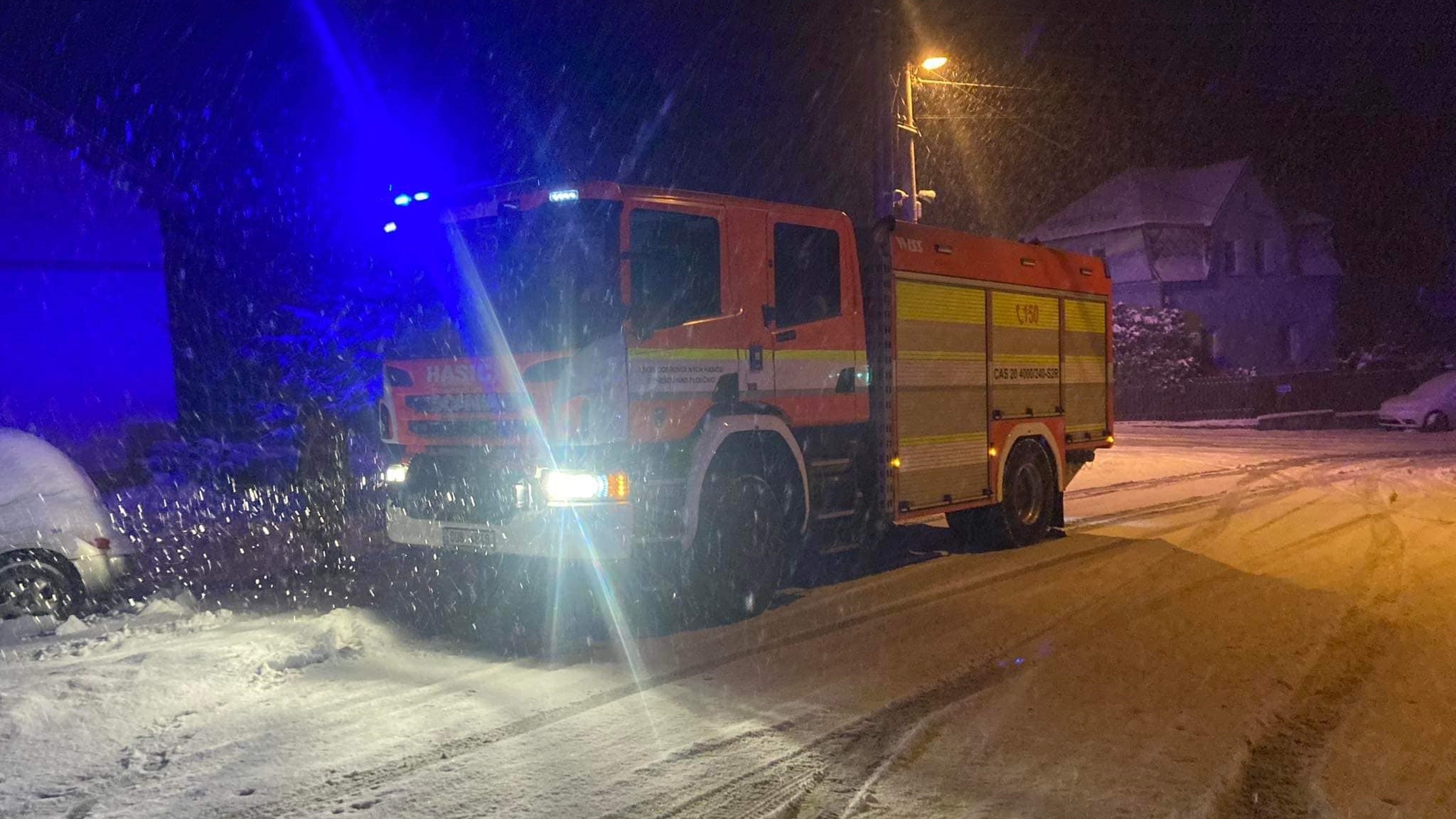 Foto: Hasiči vyjížděli k spadlému stromu. Silnice k místu byla nesjízdná, zapadlo i auto zimní údržby