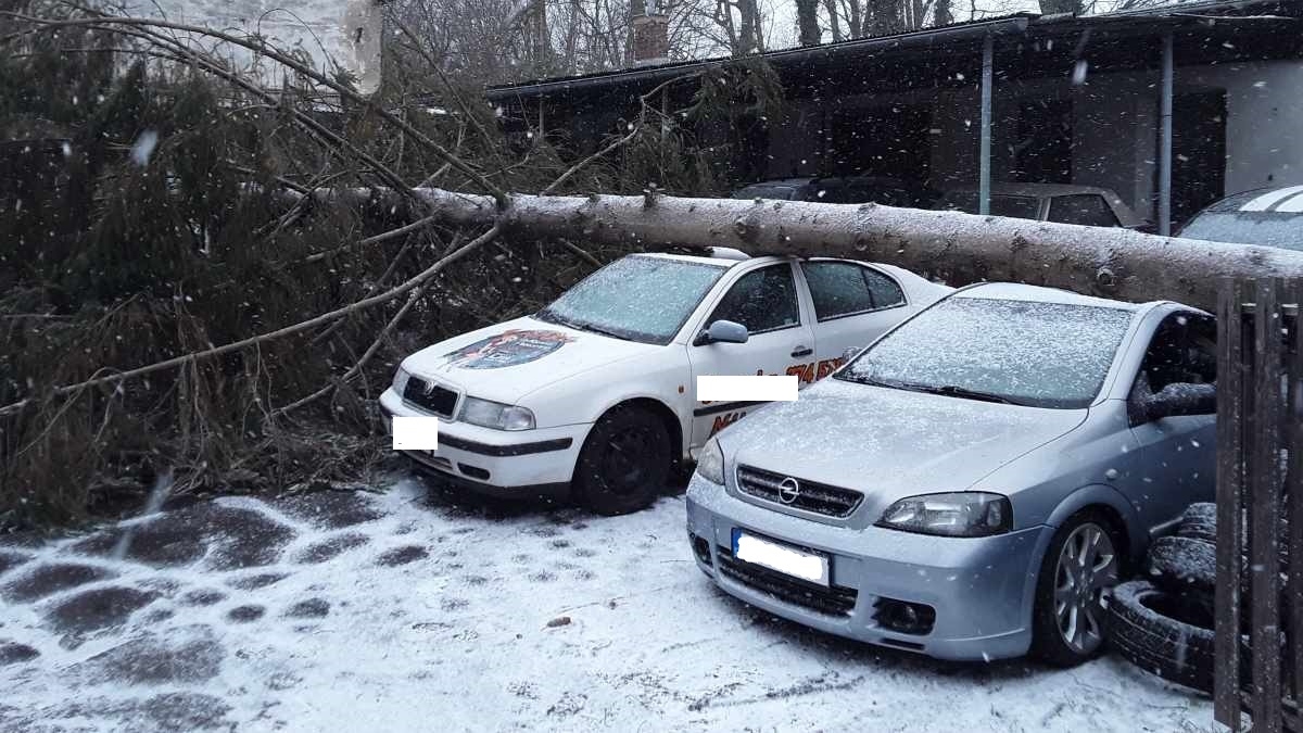 OBRAZEM: Hasiči v našem kraji vyjížděli kvůli sněhu k několika popadaným stromům a taky k nehodám