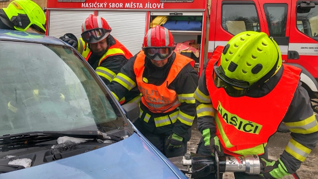 OBRAZEM: Hasiči v Jílovém cvičili u dopravní nehody. Z auta museli vystříhat i svého velitele