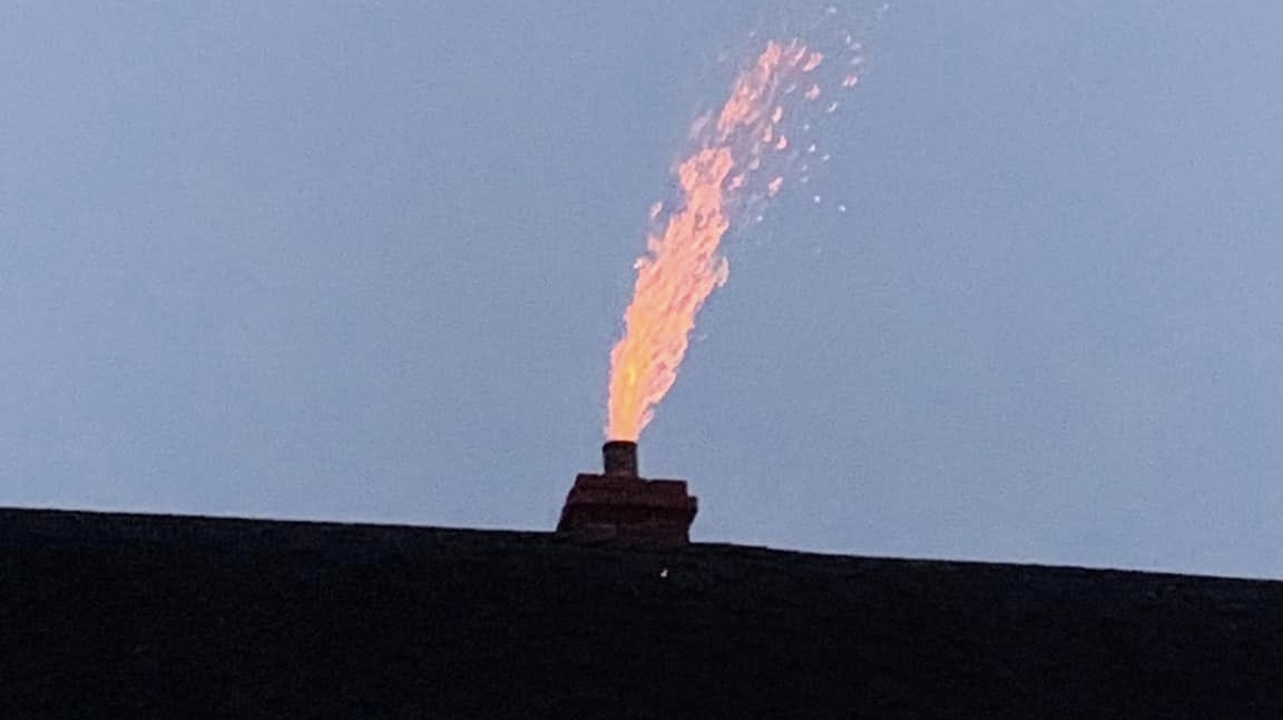 Foto: Hasiči vyjížděli k požáru komínového tělesa. Hořelo v Boleticích nad Labem