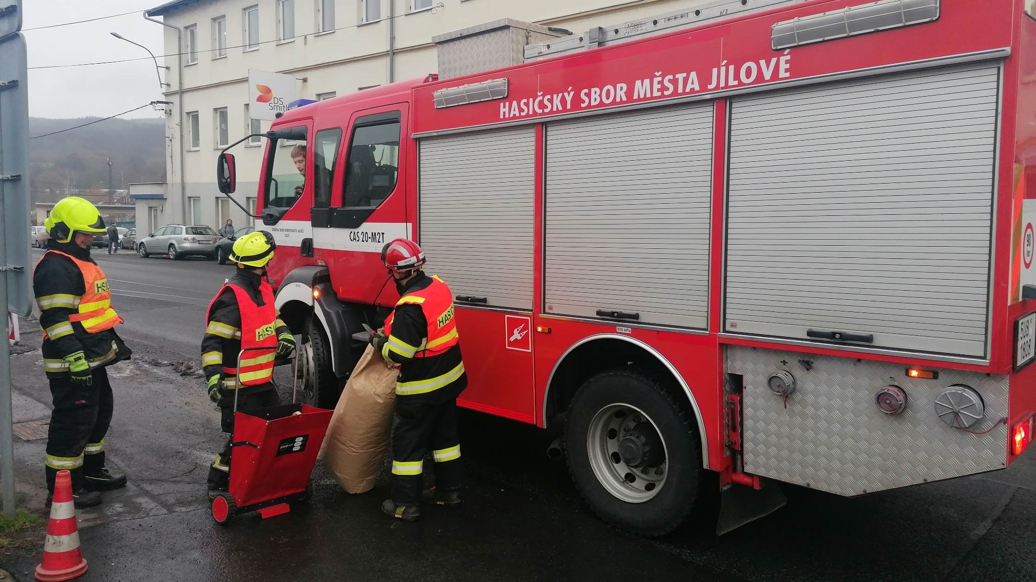 OBRAZEM: Z nákladního auta došlo k úniku nafty. Na místo vyjeli hasiči