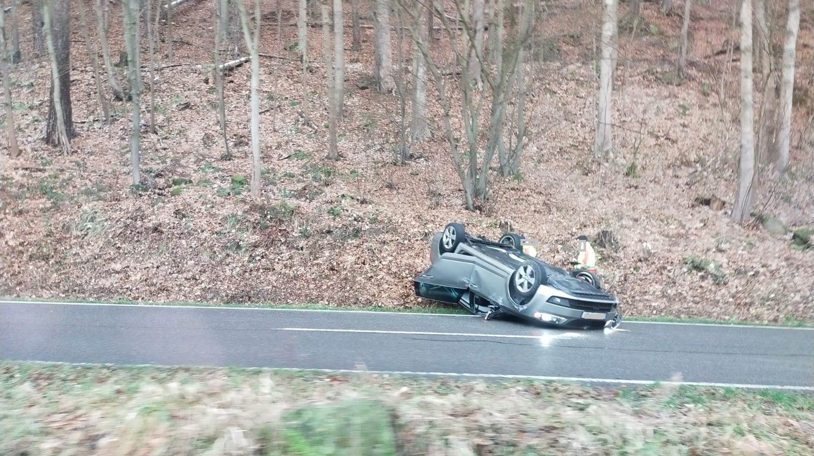 Foto: V Německu havarovalo auto s českou posádkou, skončilo na střeše