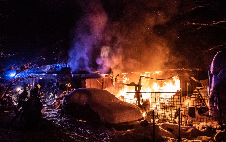 OBRAZEM: Karavan zachvátil v nočních hodinách požár. Plameny se rozšířily i na přilehlý dům