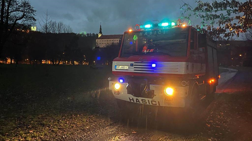 OBRAZEM: Dvě jednotky hasičů vyjely k požáru stromu. Hořelo na Mariánské louce