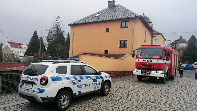 Foto: Hasiči v Jílovém vyjížděli k úniku provozních kapalin. Došlo k tomu u náměstí