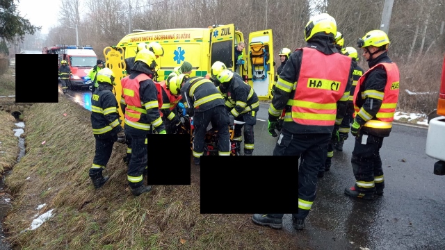 Foto: U vážné nehody na Děčínsku zasahoval i vrtulník, dva lidé byli zraněni