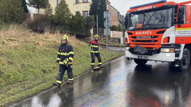 Foto: K většímu úniku nafty vyjely hasičské jednotky ze dvou krajů