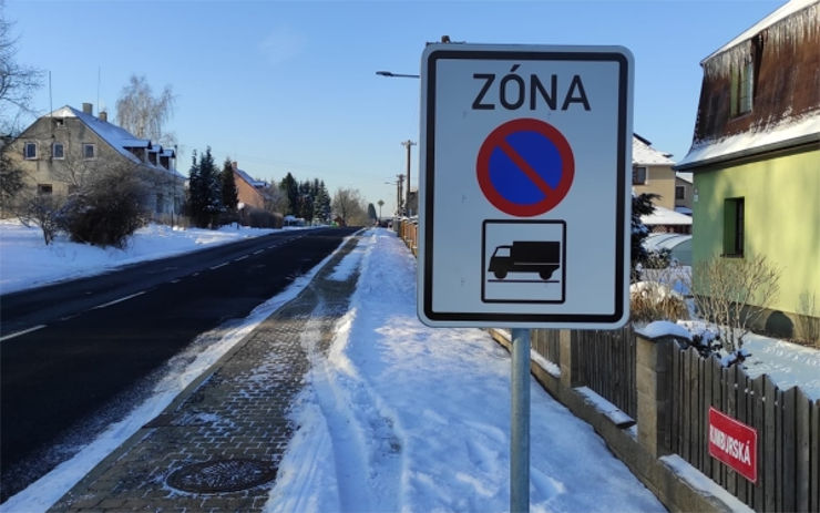 Náklaďáky mají v Krásné Lípě utrum. Ve městě přibyly nové značky zakazující jejich stání