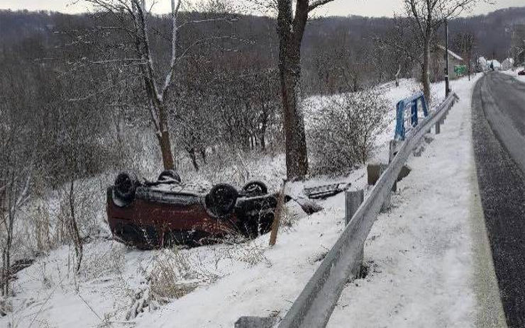 AKTUÁLNĚ: Osobní auto přelétlo svodidla a skončilo mimo silnici, na místě zasahují hasiči