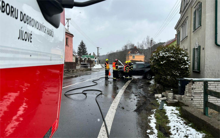 OBRAZEM: Hasiči vyjížděli k nehodě do Martiněvsi, osobní auto narazilo do plynové přípojky