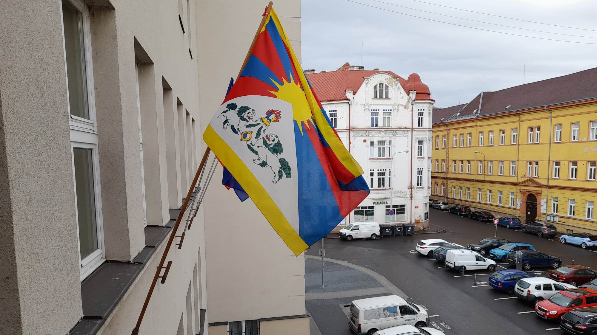 Foto: V pátek město Děčín vyvěsilo tibetskou vlajku. Jaký je důvod?