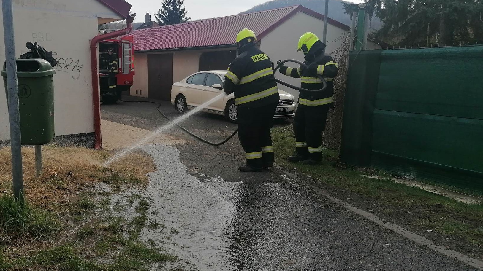 Foto: Muž si způsobil řezné poranění a silně krvácel. V noci ho hledala policie. Nakonec pomoc vyhledal sám a skončil v nemocnici. Hasiči pak po městě umývali krev