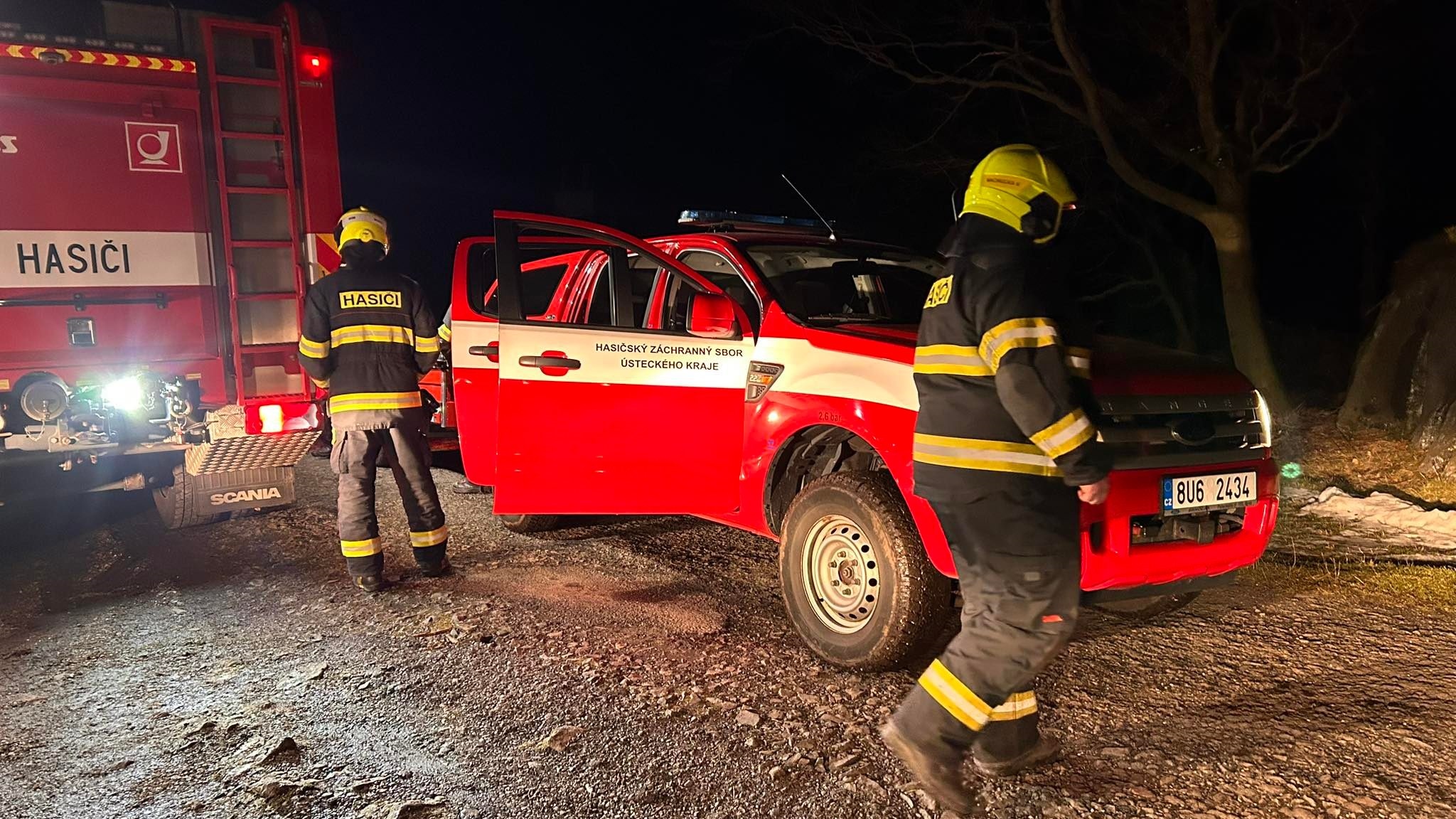 OBRAZEM: U rozhledny na Sněžníku jiskřila trafostanice. Jiskry létaly na stromy i porost