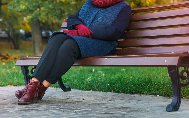 Žena v nočních hodinách usnula na lavičce, zloděj jí okradl o telefon a tašku s věcmi