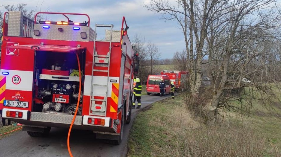 OBRAZEM: Dvě jednotky hasičů vyjížděly k požáru auta