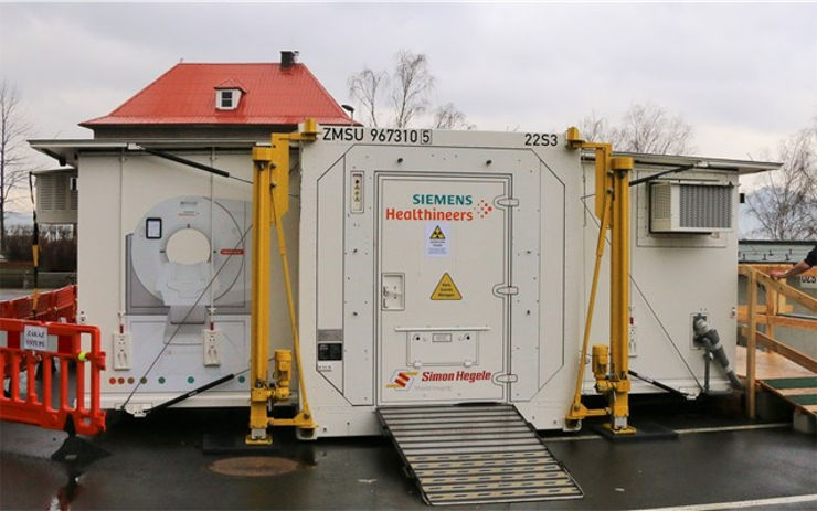 V děčínské nemocnici slouží kontejnerový počítačový tomograf. Vyšetří v průměru šestnáct pacientů denně