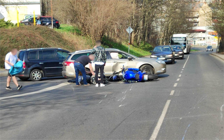 Policisté hledají svědky dvou nehod v Děčíně: Neviděli jste střet auta s motorkou, nebo srážku s chodcem?