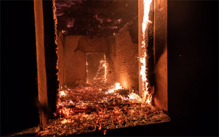 OBRAZEM: Jako pohled do pekla. Čtyři jednotky hasičů bojovaly s požárem domu u nádraží