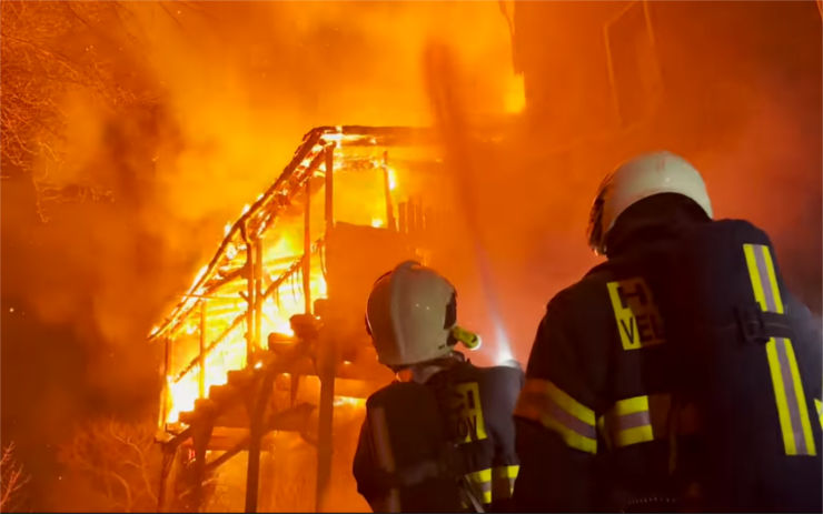 VIDEO: Ohnivé peklo v Českém Švýcarsku. Takto to vypadalo na místě požáru domku u vyhlídky na Vlčí Hoře